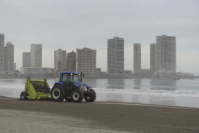Máquina limpiadora de playas ha retirado 80 toneladas de residuos en Iquique