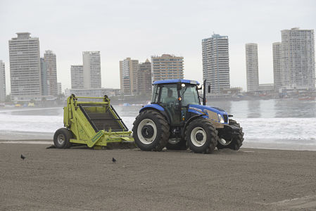 Moderna máquina limpiadora de playas suma el retiro de 43 toneladas de basura en Iquique