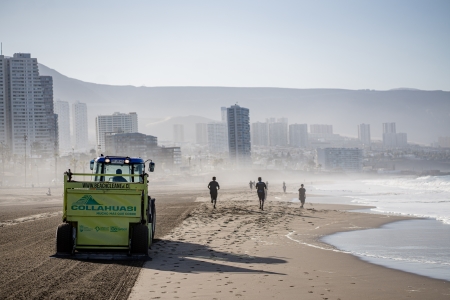 Máquina barredora de playas cumple un año