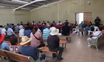 Autoridades se reúnen con vecinos de Huarasiña