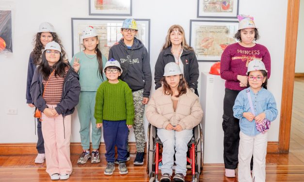 Niños y jóvenes de Teletón Iquique visitaron exposición “Casco Minero”