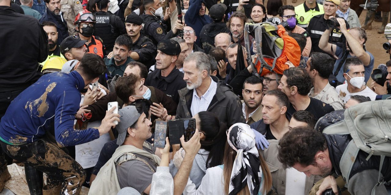 Localidad afectada arremete con palos y fango contra