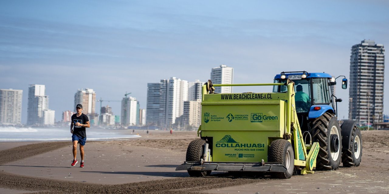 Máquina barredora continúa su trabajo de limpieza de playas